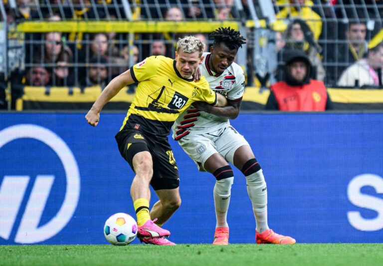 Edmond Tapsoba défendant sur un joueur du Borussia Dortmund