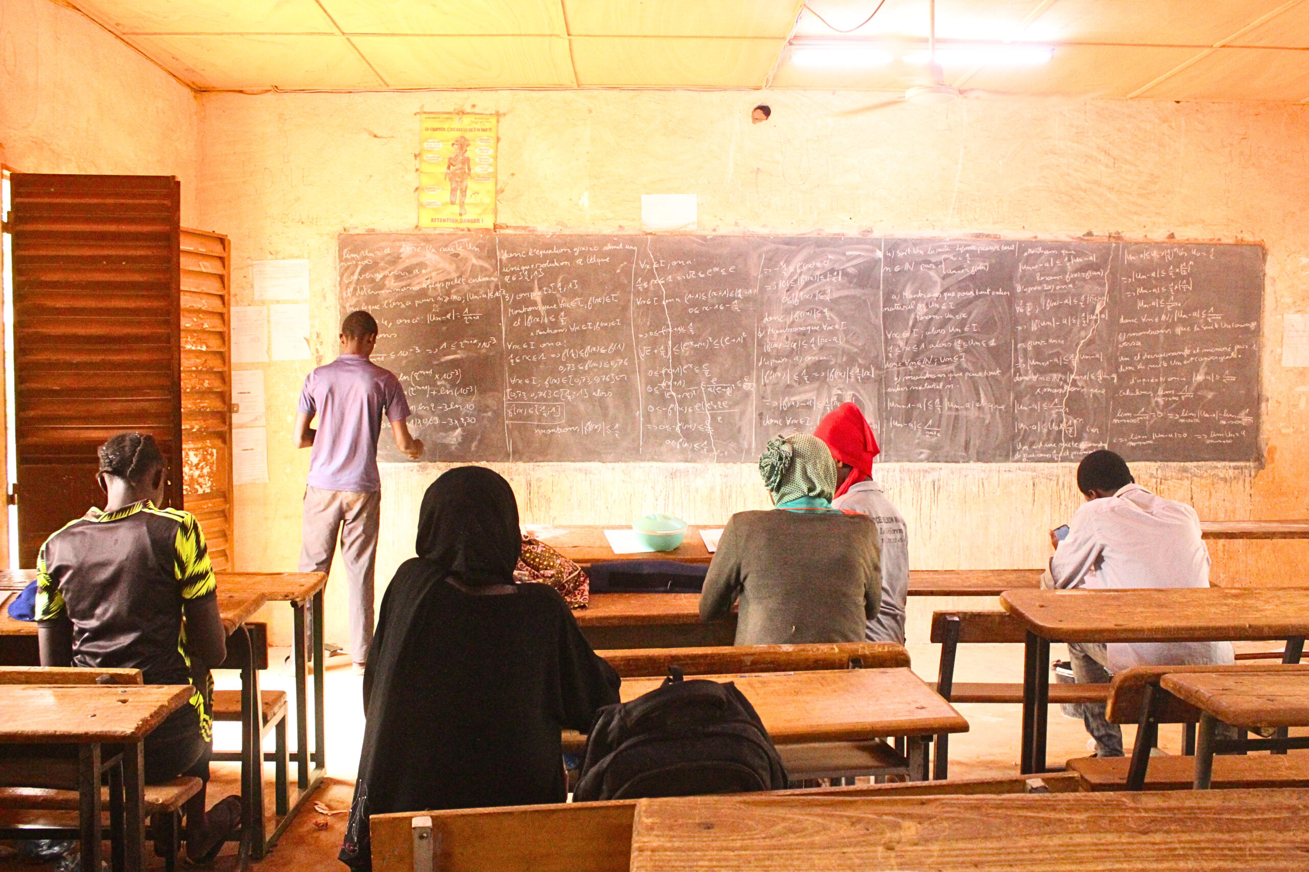 Des élèves du Lycée Nelson Mandela à l'étude, Photo Studio Yafa